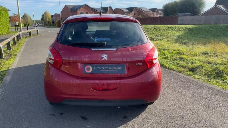 PEUGEOT 208