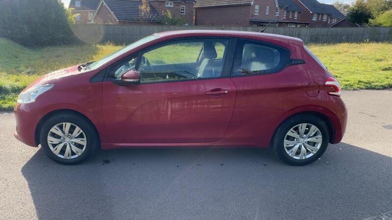 PEUGEOT 208