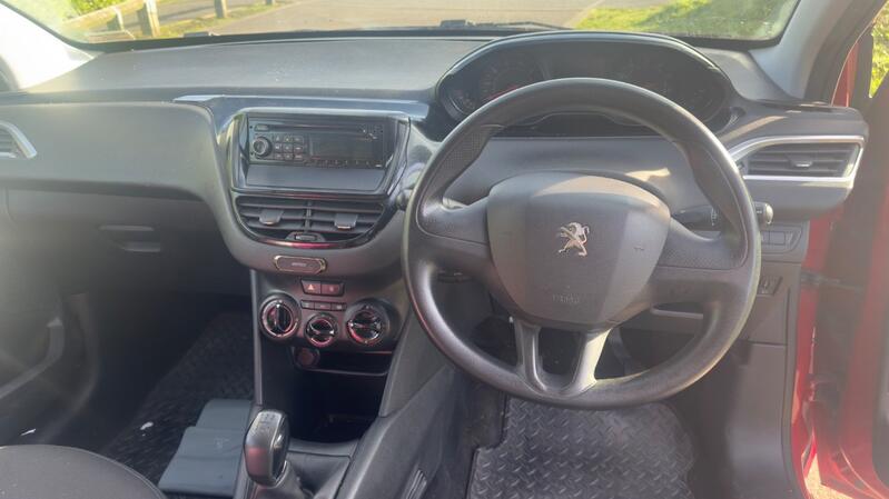 PEUGEOT 208